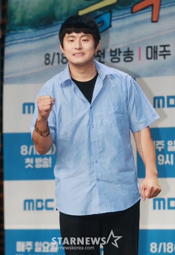 방송인 기안84가 16일 오후 서울 마포구 상암동 MBC 사옥에서 진행된 '태아난김에 음악일주' 제작발표회에 참석해 포즈를 취하고 있다. 기안84가 버킷리스트 중 하나였던 가수의 꿈을 향해 나아가는 여정을 담은 프로그램 '태어난김에 음악일주'는 오는 18일 첫 방송된다. /2024.08.16 /사진=이동훈