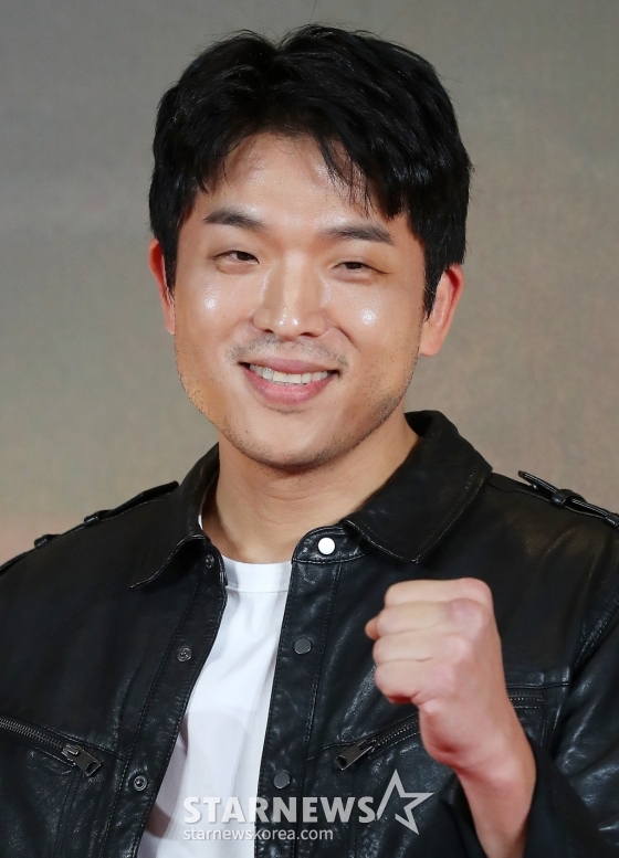 '흑백요리사' 안성재 셰프가 5일 오후 서울 용산구 아이파크몰 CGV에서 진행된 영화 '글래디에이터2' VIP시사회에 참석해 포즈를 취하고 있다.  '글래디에이터2'는 '막시무스'의 죽음으로부터 20여 년 후, 콜로세움에서 로마의 운명을 건 결투를 벌이는 '루시우스'(폴 메스칼)의 이야기를 그린 영화다. 오는 13일 개봉. 2024.11.05 /사진=김창현 chmt@