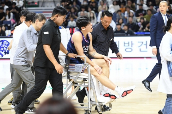 KCC 김동현이 3일 정관장과 홈경기에서 수비 도중 발목을 다쳐 들것에 실려나가고 있다. /사진=KBL 제공