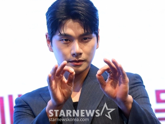 배우 이이경이 6일 오후 서울 구로구 더 세인트 웨딩에서 진행된 KBS 2TV 수목드라마 '페이스미' 제작발표회에 참석해 포즈를 취하고 있다. '페이스미'는 냉정한 성형외과 의사와 열정적인 강력계 MZ 형사가 범죄 피해자 재건 성형을 통해 사건의 진실을 쫓는 공조 추적 메디컬 드라마다. 2024.11.06 /사진=김창현 chmt@