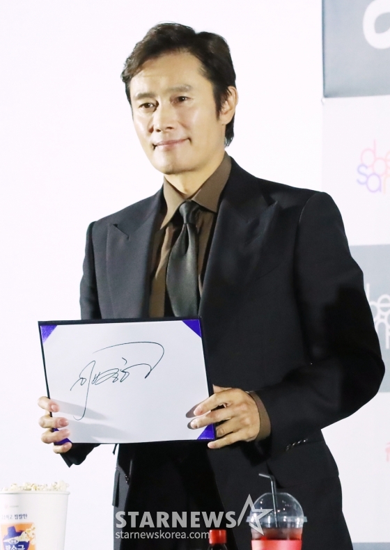 배우 이병헌이 6일 서울 오후 서울 여의도 CGV에서 진행된 제45회 청룡영화상 핸드프린팅 행사에 참석해 포즈를 취하고 있다. 이번 행사에는 지난해 11월에 열린 제44회 청룡영화상 수상자 이병헌, 정유미, 조인성, 전여빈, 고민시가 참석해 핸드프린팅을 남기며 지난 순간의 감동을 다시 한번 전했다. /2024.11.06 /사진=이동훈 photoguy@