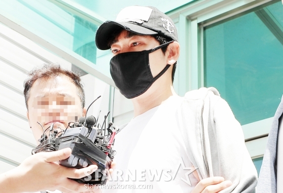 성폭행 혐의를 받고 있는 배우 강지환이 12일 오전 경기도 성남시 수정구 수원지방법원 성남지원에서 피의자 심문을 마친 후 인터뷰를 하고 있다.