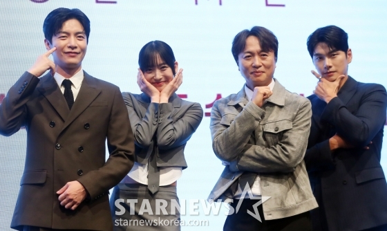 배우 이민기, 한지현, 전배수, 이이경이 6일 오후 서울 구로구 더 세인트 웨딩에서 진행된 KBS 2TV 수목드라마 '페이스미' 제작발표회에 참석해 포즈를 취하고 있다. '페이스미'는 냉정한 성형외과 의사와 열정적인 강력계 MZ 형사가 범죄 피해자 재건 성형을 통해 사건의 진실을 쫓는 공조 추적 메디컬 드라마다. 2024.11.06 /사진=김창현 chmt@