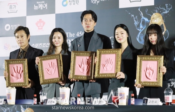 배우 이병헌, 정유미, 조인성, 전여빈, 고민시가 6일 서울 오후 서울 여의도 CGV에서 진행된 제45회 청룡영화상 핸드프린팅 행사에 참석해 포즈를 취하고 있다. 이번 행사에는 지난해 11월에 열린 제44회 청룡영화상 수상자 이병헌, 정유미, 조인성, 전여빈, 고민시가 참석해 핸드프린팅을 남기며 지난 순간의 감동을 다시 한번 전했다. /2024.11.06 /사진=이동훈 photoguy@