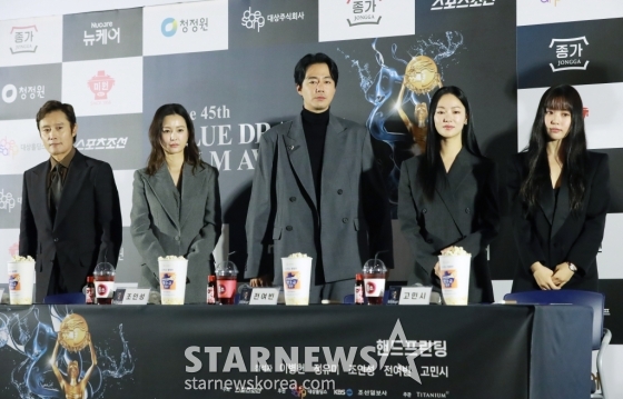 배우 이병헌, 정유미, 조인성, 전여빈, 고민시가 6일 서울 오후 서울 여의도 CGV에서 진행된 제45회 청룡영화상 핸드프린팅 행사에 참석해 포즈를 취하고 있다. 이번 행사에는 지난해 11월에 열린 제44회 청룡영화상 수상자 이병헌, 정유미, 조인성, 전여빈, 고민시가 참석해 핸드프린팅을 남기며 지난 순간의 감동을 다시 한번 전했다. /2024.11.06 /사진=이동훈 photoguy@