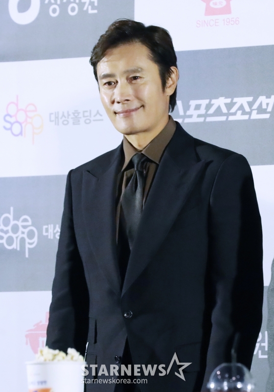 배우 이병헌이 6일 서울 오후 서울 여의도 CGV에서 진행된 제45회 청룡영화상 핸드프린팅 행사에 참석해 포즈를 취하고 있다. 이번 행사에는 지난해 11월에 열린 제44회 청룡영화상 수상자 이병헌, 정유미, 조인성, 전여빈, 고민시가 참석해 핸드프린팅을 남기며 지난 순간의 감동을 다시 한번 전했다. /2024.11.06 /사진=이동훈 photoguy@