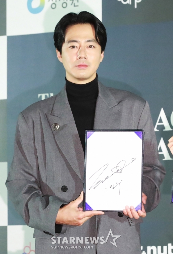 배우 조인성이 6일 서울 오후 서울 여의도 CGV에서 진행된 제45회 청룡영화상 핸드프린팅 행사에 참석해 포즈를 취하고 있다. 이번 행사에는 지난해 11월에 열린 제44회 청룡영화상 수상자 이병헌, 정유미, 조인성, 전여빈, 고민시가 참석해 핸드프린팅을 남기며 지난 순간의 감동을 다시 한번 전했다. /2024.11.06 /사진=이동훈 photoguy@