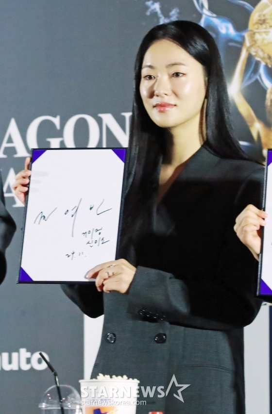배우 전여빈이 6일 서울 오후 서울 여의도 CGV에서 진행된 제45회 청룡영화상 핸드프린팅 행사에 참석해 포즈를 취하고 있다. 이번 행사에는 지난해 11월에 열린 제44회 청룡영화상 수상자 이병헌, 정유미, 조인성, 전여빈, 고민시가 참석해 핸드프린팅을 남기며 지난 순간의 감동을 다시 한번 전했다. /2024.11.06 /사진=이동훈 photoguy@