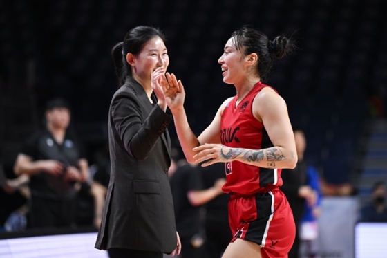 BNK 박정은 감독(왼쪽)과 김소니아. /사진=WKBL 제공