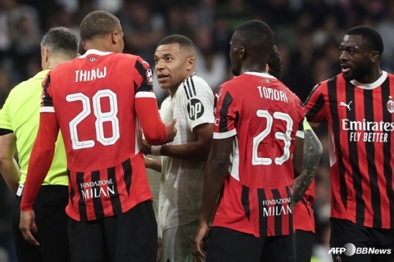 킬리안 음바페(가운데)가 2024~2025시즌 유럽축구연맹(UEFA) 챔피언스리그(UCL) 4라운드 AC밀란전에서 상대 선수들에 둘러 싸이고 있다. /AFPBBNews=뉴스1