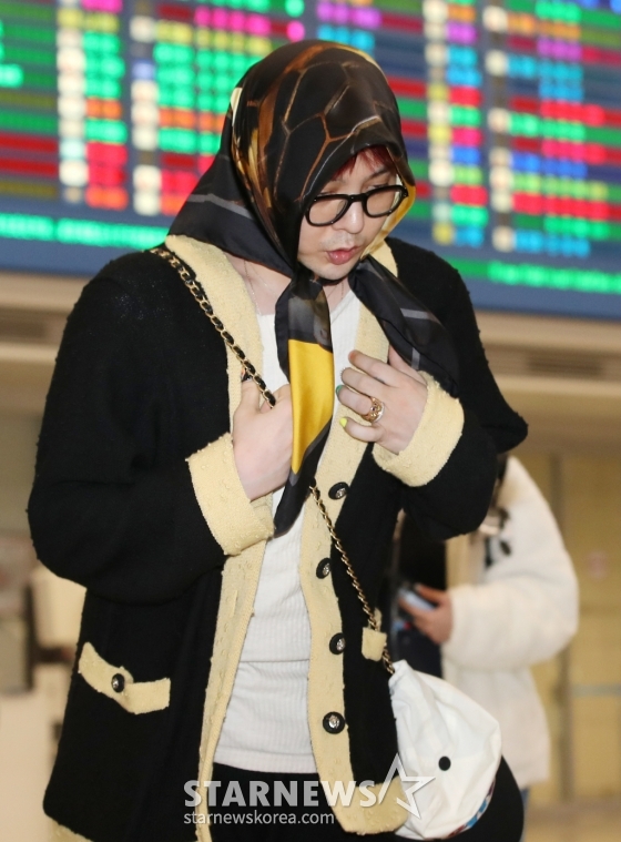 (인천공항=뉴스1) 권현진 기자 = 가수 지드래곤(GD)이 ‘샤넬 2024/25 크루즈 레플리카 쇼’ 일정을 마치고 7일 인천국제공항을 통해 홍콩에서 귀국하고 있다. 2024.11.7/뉴스1 Copyright (C) 뉴스1. All rights reserved. 무단 전재 및 재배포, AI학습 이용 금지. /사진=(인천공항=뉴스1) 권현진 기자