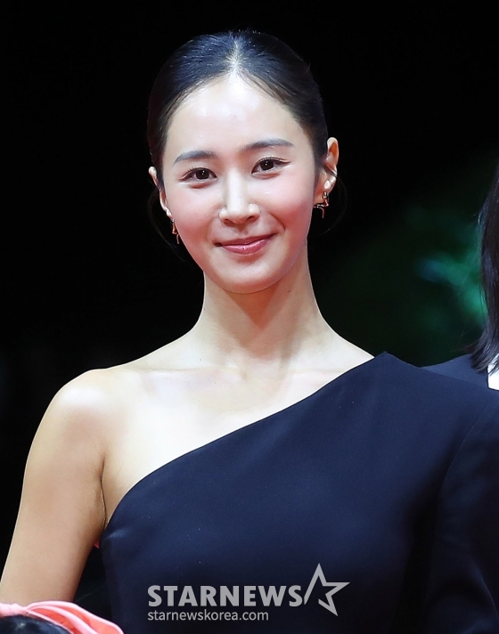 배우 권유리가 2일 오후 부산 해운대구 우동 영화의 전당에서 진행된 제29회 부산국제영화제(BIFF) 개막식에 참석하기 위해 레드카펫을 밟고 있다. 올해 영화제는 커뮤니티비프 상영작 54편을 포함하여 총 63개국으로부터 온 278편의 영화를 영화의 전당, CGV센텀시티, 롯데시네마 센텀시티, 영화진흥위원회 표준시사실, 메가박스 부산극장 등 총 5개 극장, 26개 상영관에서 만날 수 있다. 2024.10.02 /사진=김창현