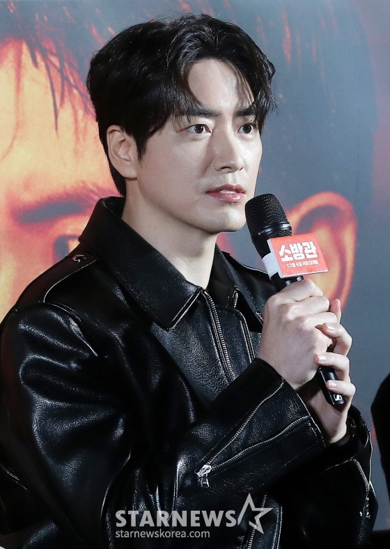 배우 이준혁이 8일 오전 서울 용산구 아이파크몰 CGV에서 진행된 영화 '소방관' 제작보고회에 참석해 인사말을 하고 있다. '소방관'은 2001년 홍제동 화재 참사 사건 당시 열악한 환경 속에서도 화재 진압과 전원 구조라는 단 하나의 목표를 가지고 투입된 소방관들의 상황을 그린 이야기. 12월 4일 개봉. 2024.11.08 /사진=김창현 chmt@