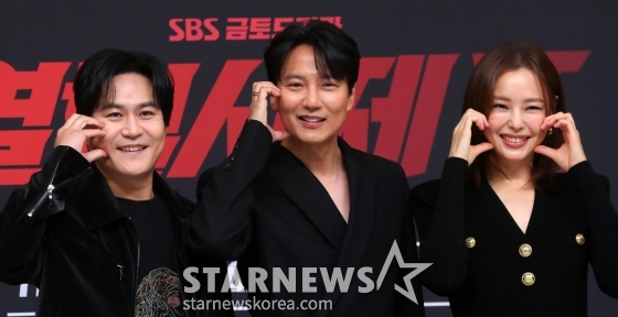 배우 김성균, 김남길, 이하늬가 8일 오후 서울 양천구 목동 SBS 사옥에서 진행된 금토드라마 '열혈사제2' 제작발표회에 참석해 포즈를 취하고 있다. '열혈사제2' 낮에는 사제, 밤에는 벨라또의 역할을 위해 천사파 보스로 활약하는 분노 조절 장애 열혈 신부 김해일(김남길 분)이 부산으로 떠 국내 최고 마약 카르텔과 한판 뜨는 노빠꾸 공조 수사극이다. 2024.11.08 /사진=김창현 chmt@