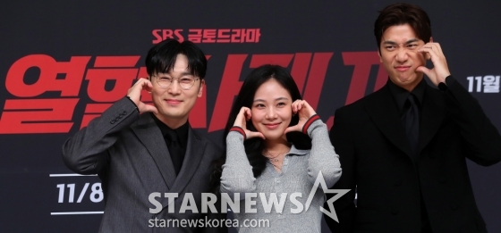 배우 서현우, 김형서, 성준이 8일 오후 서울 양천구 목동 SBS 사옥에서 진행된 금토드라마 '열혈사제2' 제작발표회에 참석해 포즈를 취하고 있다. '열혈사제2' 낮에는 사제, 밤에는 벨라또의 역할을 위해 천사파 보스로 활약하는 분노 조절 장애 열혈 신부 김해일(김남길 분)이 부산으로 떠 국내 최고 마약 카르텔과 한판 뜨는 노빠꾸 공조 수사극이다. 2024.11.08 /사진=김창현 chmt@