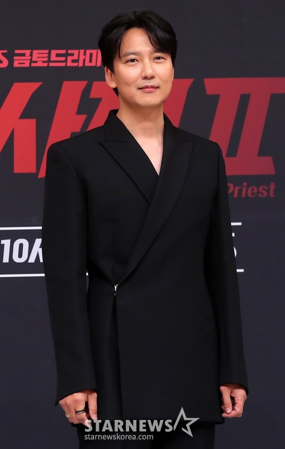 배우 김남길이 8일 오후 서울 양천구 목동 SBS 사옥에서 진행된 금토드라마 '열혈사제2' 제작발표회에 참석해 포즈를 취하고 있다. '열혈사제2' 낮에는 사제, 밤에는 벨라또의 역할을 위해 천사파 보스로 활약하는 분노 조절 장애 열혈 신부 김해일(김남길 분)이 부산으로 떠 국내 최고 마약 카르텔과 한판 뜨는 노빠꾸 공조 수사극이다. 2024.11.08 /사진=김창현 chmt@