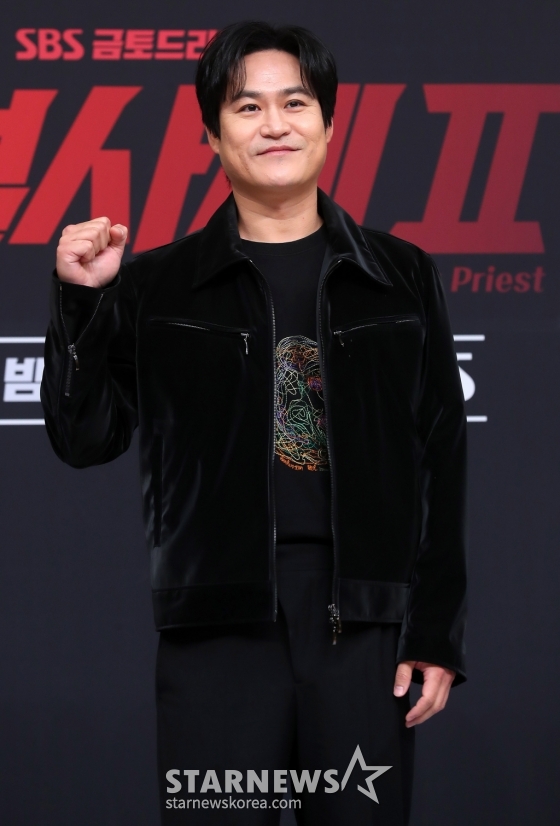 배우 김성균이 8일 오후 서울 양천구 목동 SBS 사옥에서 진행된 금토드라마 '열혈사제2' 제작발표회에 참석해 포즈를 취하고 있다. '열혈사제2' 낮에는 사제, 밤에는 벨라또의 역할을 위해 천사파 보스로 활약하는 분노 조절 장애 열혈 신부 김해일(김남길 분)이 부산으로 떠 국내 최고 마약 카르텔과 한판 뜨는 노빠꾸 공조 수사극이다. 2024.11.08 /사진=김창현 chmt@