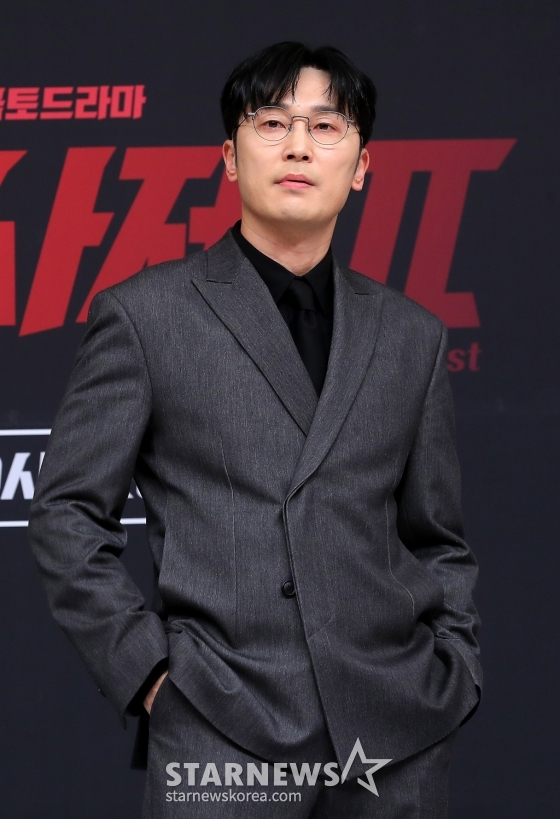 배우 서현우가 8일 오후 서울 양천구 목동 SBS 사옥에서 진행된 금토드라마 '열혈사제2' 제작발표회에 참석해 포즈를 취하고 있다. '열혈사제2' 낮에는 사제, 밤에는 벨라또의 역할을 위해 천사파 보스로 활약하는 분노 조절 장애 열혈 신부 김해일(김남길 분)이 부산으로 떠 국내 최고 마약 카르텔과 한판 뜨는 노빠꾸 공조 수사극이다. 2024.11.08 /사진=김창현 chmt@