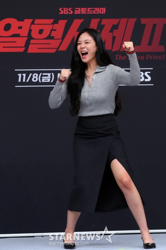 배우 김형서가 8일 오후 서울 양천구 목동 SBS 사옥에서 진행된 금토드라마 '열혈사제2' 제작발표회에 참석해 포즈를 취하고 있다. '열혈사제2' 낮에는 사제, 밤에는 벨라또의 역할을 위해 천사파 보스로 활약하는 분노 조절 장애 열혈 신부 김해일(김남길 분)이 부산으로 떠 국내 최고 마약 카르텔과 한판 뜨는 노빠꾸 공조 수사극이다. 2024.11.08 /사진=김창현 chmt@