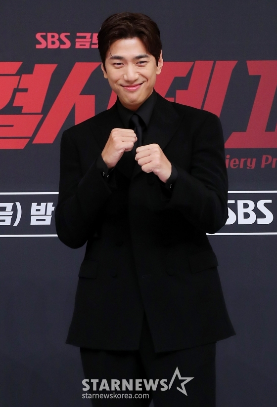 배우 성준이 8일 오후 서울 양천구 목동 SBS 사옥에서 진행된 금토드라마 '열혈사제2' 제작발표회에 참석해 포즈를 취하고 있다. '열혈사제2' 낮에는 사제, 밤에는 벨라또의 역할을 위해 천사파 보스로 활약하는 분노 조절 장애 열혈 신부 김해일(김남길 분)이 부산으로 떠 국내 최고 마약 카르텔과 한판 뜨는 노빠꾸 공조 수사극이다. 2024.11.08 /사진=김창현 chmt@