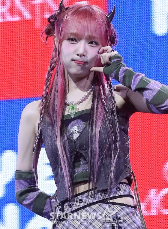 가수 최예나(YENA)가 15일 오후 서울 광진구 예스24 라이브홀에서 진행된 세 번째 미니 앨범 'GOOD MORNING(굿모닝)' 발매 기념 쇼케이스에 참석해 포즈를 취하고 있다. 신보 'GOOD MORNING'은 최예나의 한층 성장한 음악성은 물론 보다 진솔한 내면을 그려낸 앨범이다. 새로운 모닝 엔젤로 변신을 예고한 그는 다채로운 장르의 네 곡을 통해 듣는 이들에게 희망과 위로의 메시지를 전달할 예정이다. 2024.01.15 /사진=김창현