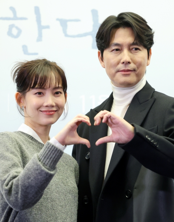 (서울=뉴스1) 김진환 기자 = 배우 신현빈과 정우성(오른쪽)이 27일 서울 마포구 상암동 스탠포드호텔코리아에서 열린 지니 TV 오리지널 ‘사랑한다고 말해줘’ 제작발표회에 참석해 포즈를 취하고 있다. ‘사랑한다고 말해줘’는 손으로 말하는 화가 차진우와 마음으로 듣는 배우 정모은의 소리없는 사랑을 다룬 클래식 멜로 드라마로 이날 밤 9시 지니 TV, 지니 TV 모바일, ENA에서 첫 공개된다. 2023.11.27/뉴스1 Copyright (C) 뉴스1. All rights reserved. 무단 전재 및 재배포, AI학습 이용 금지. /사진=(서울=뉴스1) 김진환 기자
