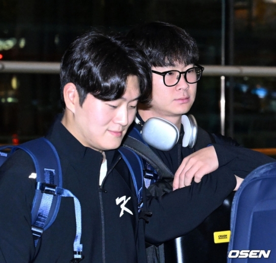 곽도규(오른쪽)가 지난 8일 인천국제공항을 통해 출국하고 있다.