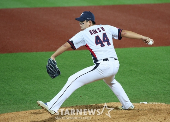 김서현이 10일 대만 타이베이시의 톈무 야구장에서 열린 대만프로야구(CPBL) 웨이취안 드래곤스와 평가전에서 4회 투구를 펼치고 있다. /사진=김진경 대기자