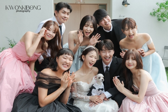 코미디언 정태호, 김민경, 오나미, 류정남, 허민, 조승희 등이 박소영, 문경찬 웨딩 화보 촬영에 함께했다. /사진제공=해피메리드컴퍼니