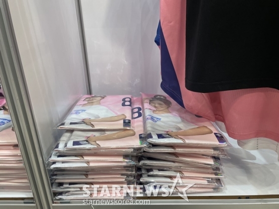 대만 타이베이시 신광미츠코시백화점에서 열린 프리미어12 팝업스토어에서 치어리더 관련 굿즈가 판매되고 있다. /사진=양정웅 기자