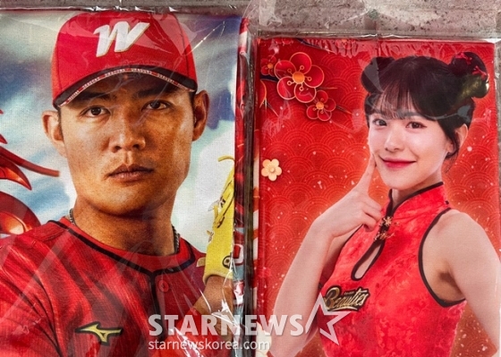 대만 타이베이시 톈무 야구장의 웨이취안 드래곤스 굿즈샵에서 판매 중인 전 NC 다이노스 왕웨이중(왼쪽)과 이다혜 치어리더의 응원타올. /사진=양정웅 기자