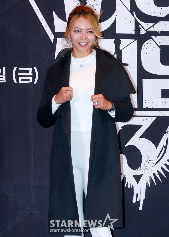 이종격투기 엠제이 킴이 12일 오후 서울 성동구 메가박스 성수에서 진행된 웨이브 오리지널 '피의 게임 시즌3' 제작발표회에 참석해 포즈를 취하고 있다. '피의 게임3'는 서바이벌 레전드들과 신예들이 지킬 것인가, 뺏을 것인가를 두고 벌이는 생존지능 서바이벌. 오는 15일 공개. 2024.11.12 /사진=김창현 chmt@