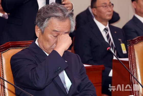 이기흥 대한체육회장이 22일 오후 서울 여의도 국회 문화체육관광위원회에서 열린 대한체육회, 서울올림픽기념국민체육진흥공단 등에 대한 국정감사에서 피곤한듯 잠시 눈을 비비고 있다. /사진=뉴시스