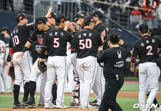 2021년 한국시리즈 우승 당시 신본기와 KT 선수단.