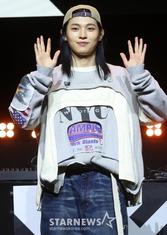 크리에이티브 그룹 13파운드(13Found) 김성연이 13일 오후 서울 서대문구 예스24 원더로크홀에서 진행된 데뷔 앨범 'Found' 쇼케이스에 참석해 포즈를 취하고 있다. 13파운드의 'Found'는 '사랑'을 주제로 멤버들이 전곡 작사, 작곡했으며, 타이틀곡 'DOMINO'를 포함해 'MMM', 'RETRY' 등 총 3곡이 수록됐다. /사진=김창현 chmt@
