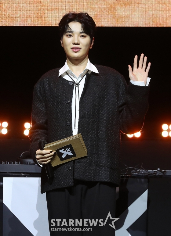 인피니트 성종이 13일 오후 서울 서대문구 예스24 원더로크홀에서 진행된 그룹 13파운드 데뷔 앨범 'Found' 쇼케이스에 진행자로 참석해 인사를 하고 있다. 13파운드의 'Found'는 '사랑'을 주제로 멤버들이 전곡 작사, 작곡했으며, 타이틀곡 'DOMINO'를 포함해 'MMM', 'RETRY' 등 총 3곡이 수록됐다. /사진=김창현 chmt@