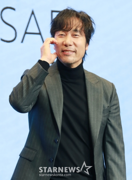 가수 이문세가 13일 오후 서울 상암동 스탠포드 호텔에서 진행된 정규 17집 관련 기자간담회에서 포즈를 취하고 있다. 이번 간담회에서 수록곡 ‘이별에도 사랑이’, ‘마이 블루스’ 2곡을 선공개했다. 정규 17집은 2025년 완성을 목표로 하고 있다. /2024.11.13 /사진=이동훈 photoguy@