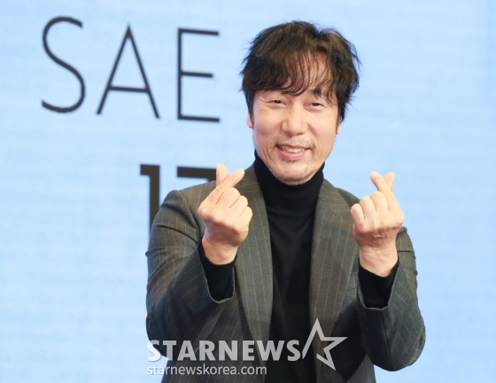 가수 이문세가 13일 오후 서울 상암동 스탠포드 호텔에서 진행된 정규 17집 관련 기자간담회에서 포즈를 취하고 있다. 이번 간담회에서 수록곡 ‘이별에도 사랑이’, ‘마이 블루스’ 2곡을 선공개했다. 정규 17집은 2025년 완성을 목표로 하고 있다. /2024.11.13 /사진=이동훈 photoguy@