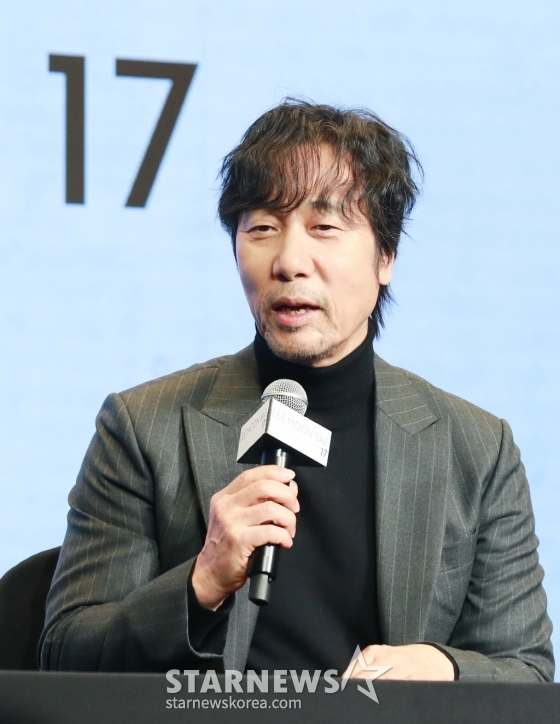 가수 이문세가 13일 오후 서울 상암동 스탠포드 호텔에서 진행된 정규 17집 관련 기자간담회에서 포즈를 취하고 있다. 이번 간담회에서 수록곡 ‘이별에도 사랑이’, ‘마이 블루스’ 2곡을 선공개했다. 정규 17집은 2025년 완성을 목표로 하고 있다. /2024.11.13 /사진=이동훈 photoguy@