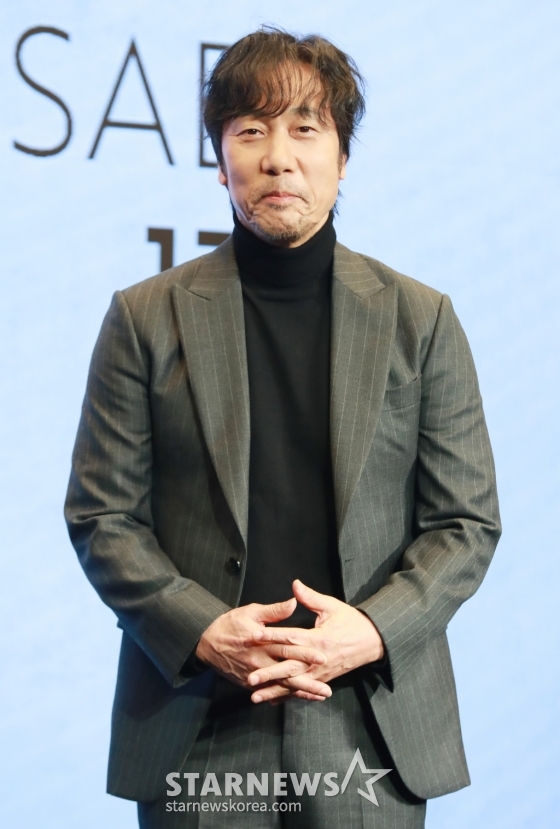 가수 이문세가 13일 오후 서울 상암동 스탠포드 호텔에서 진행된 정규 17집 관련 기자간담회에서 포즈를 취하고 있다. 이번 간담회에서 수록곡 ‘이별에도 사랑이’, ‘마이 블루스’ 2곡을 선공개했다. 정규 17집은 2025년 완성을 목표로 하고 있다. /2024.11.13 /사진=이동훈 photoguy@