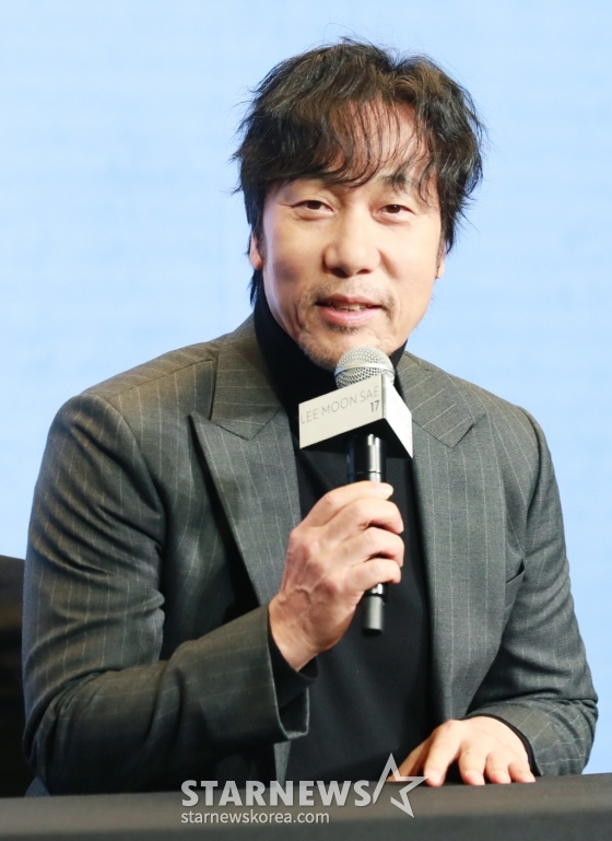 가수 이문세가 13일 오후 서울 상암동 스탠포드 호텔에서 진행된 정규 17집 관련 기자간담회에서 포즈를 취하고 있다. 이번 간담회에서 수록곡 ‘이별에도 사랑이’, ‘마이 블루스’ 2곡을 선공개했다. 정규 17집은 2025년 완성을 목표로 하고 있다. /2024.11.13 /사진=이동훈 photoguy@