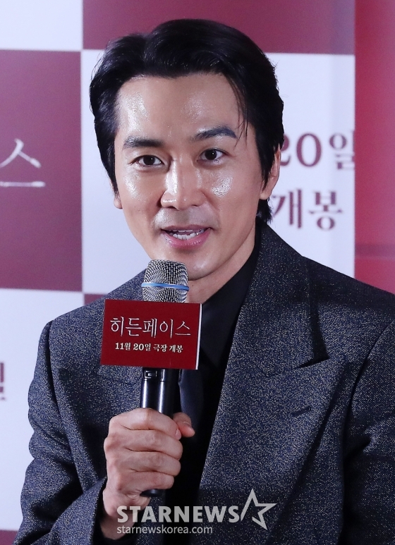 배우 송승헌이 13일 오후 서울 강남구 삼성동 코엑스 메가박스에서 진행된 영화 '히든페이스' 언론시사회 및 기자간담회에 참석해 인사말을 하고 있다. '히든페이스'는 한통의 영상편지만 남기고 사라진 약혼녀의 행방을 쫓던 한 남자가 그녀와 관련된 충격적인 비밀을 마주하게 되면서 벌어지는 미스터리 스릴러. 오는 20일 개봉. 2024.11.13 /사진=김창현 chmt@