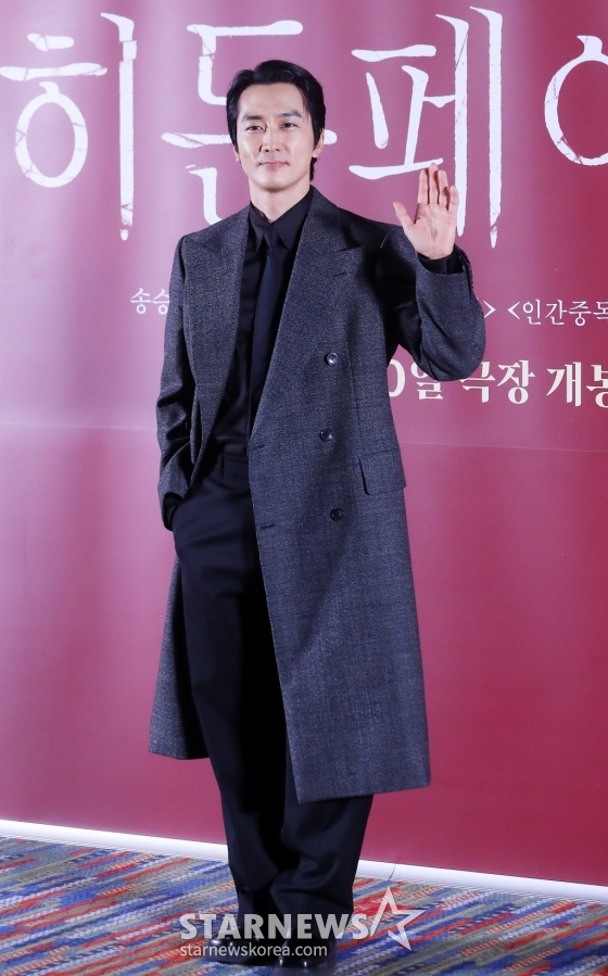 배우 송승헌이 13일 오후 서울 강남구 삼성동 코엑스 메가박스에서 진행된 영화 '히든페이스' 언론시사회 및 기자간담회에 참석해 포즈를 취하고 있다. '히든페이스'는 한통의 영상편지만 남기고 사라진 약혼녀의 행방을 쫓던 한 남자가 그녀와 관련된 충격적인 비밀을 마주하게 되면서 벌어지는 미스터리 스릴러. 오는 20일 개봉. 2024.11.13 /사진=김창현 chmt@