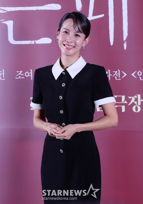 배우 조여정이 13일 오후 서울 강남구 삼성동 코엑스 메가박스에서 진행된 영화 '히든페이스' 언론시사회 및 기자간담회에 참석해 포즈를 취하고 있다. '히든페이스'는 한통의 영상편지만 남기고 사라진 약혼녀의 행방을 쫓던 한 남자가 그녀와 관련된 충격적인 비밀을 마주하게 되면서 벌어지는 미스터리 스릴러. 오는 20일 개봉. 2024.11.13 /사진=김창현 chmt@