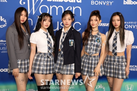 (잉글우드 로이터=뉴스1) 정지윤 기자 = 미국 캘리포니아 잉글우드에서 열린 빌보드 우먼 인 뮤직 어워드에 뉴진스가 참석해 포즈를 취하고 있다. 2024.03.06 ⓒ 로이터=뉴스1 Copyright (C) 뉴스1. All rights reserved. 무단 전재 및 재배포, AI학습 이용 금지. /사진=(잉글우드 로이터=뉴스1) 정지윤 기자