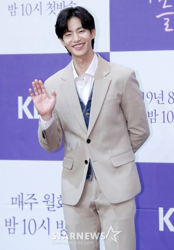배우 송재림이 1일 오후 서울 구로구 라마다 신도림 호텔에서 열린 KBS 2TV 월화드라마 '너의 노래를 들려줘' 제작발표회에 참석해 포즈를 취하고 있다.  '너의 노래를 들려줘' 살인사건이 있었던 '그날'의 기억을 전부 잃은 팀파니스트가 수상한 음치남을 만나 잃어버린 진실을 찾아가는 미스터리 로코 드라마로 오는 5일 첫 방송된다.