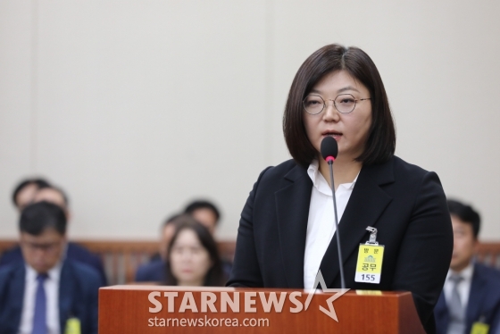 (서울=뉴스1) 국회사진취재단 = 김주영 어도어 대표가 15일 오후 서울 여의도 국회에서 열린 환경노동위원회의 경제사회노동위원회, 중앙노동위원회, 최저임금위원회 등에 대한 국정감사에 출석, 의원 질의에 답변하고 있다. 2024.10.15/뉴스1 Copyright (C) 뉴스1. All rights reserved. 무단 전재 및 재배포, AI학습 이용 금지. /사진=(서울=뉴스1) 국회사진취재단