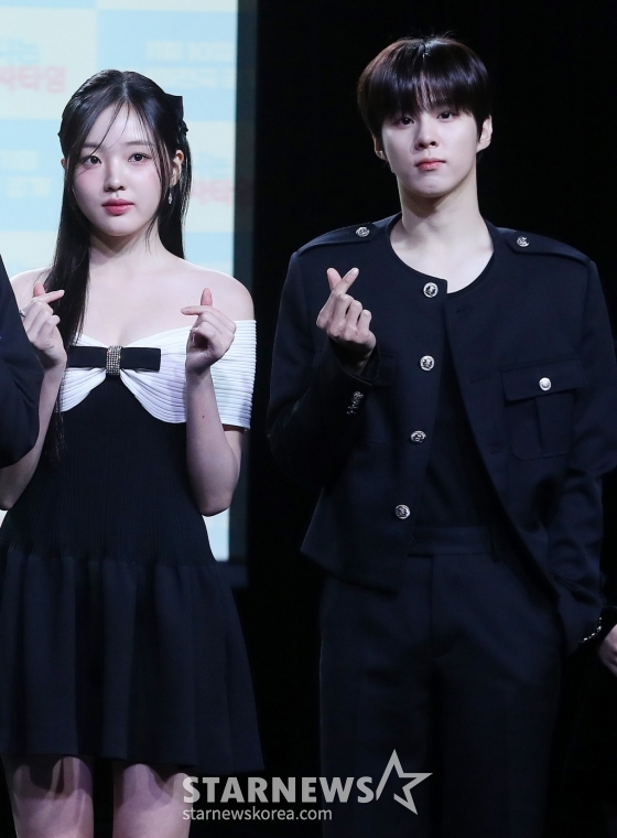 배우 강나언, 김우석이 29일 오전 서울 강남구 청담동 일지아트홀에서 진행된 웹드라마 '0교시는 인싸타임' 제작발표회에 참석해 포즈를 취하고 있다. '0교시는 인싸타임'은 익명 커뮤니티 앱 '인싸타임'의 관리자가 되어 전교생의 모든 비밀을 알게 된 '아싸'(아웃사이더)가 지독하게도 얽히고 싶었던 '핵인싸' 무리에 들어가며 펼쳐지는 하이틴 시크릿 로맨스다. 채널 시네마천국에서 오는 11월 10일 첫 방송된다. 2024.10.29 /사진=김창현 chmt@