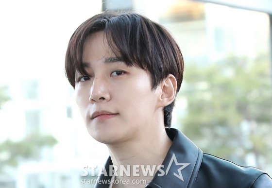 (인천공항=뉴스1) 권현진 기자 = 배우 이준호가 해외 일정을 위해 7일 오전 인천국제공항에 도착해 일본으로 출국하고 있다. 2024.11.7/뉴스1 Copyright (C) 뉴스1. All rights reserved. 무단 전재 및 재배포, AI학습 이용 금지. /사진=(인천공항=뉴스1) 권현진 기자