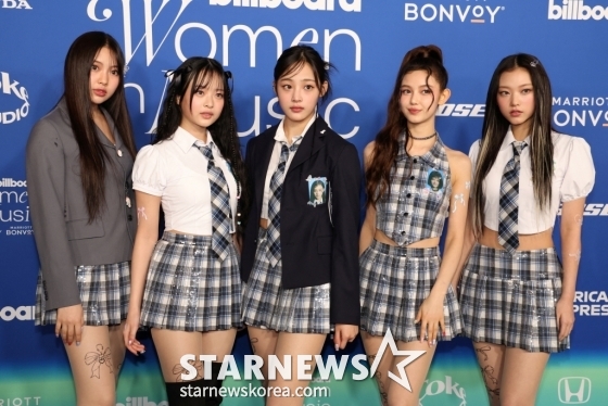 (잉글우드 로이터=뉴스1) 정지윤 기자 = 미국 캘리포니아 잉글우드에서 열린 빌보드 우먼 인 뮤직 어워드에 뉴진스가 참석해 포즈를 취하고 있다. 2024.03.06 ⓒ 로이터=뉴스1 Copyright (C) 뉴스1. All rights reserved. 무단 전재 및 재배포, AI학습 이용 금지. /사진=(잉글우드 로이터=뉴스1) 정지윤 기자
